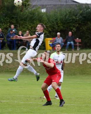 Fussball. Kaerntner Liga. Atus Ferlach gegen SV Feldkirchen.  Martin Posratschnig  (Ferlach),  Josef Hudelist  (Feldkirchen). Ferlach, 24.9.2022.
Foto: Kuess
---
pressefotos, pressefotografie, kuess, qs, qspictures, sport, bild, bilder, bilddatenbank