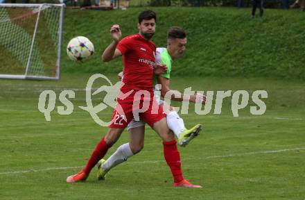 Fussball. Kaerntner Liga. Atus Ferlach gegen SV Feldkirchen.  Stephan Buergler   (Ferlach),    Bajro Besic  (Feldkirchen). Ferlach, 24.9.2022.
Foto: Kuess
---
pressefotos, pressefotografie, kuess, qs, qspictures, sport, bild, bilder, bilddatenbank