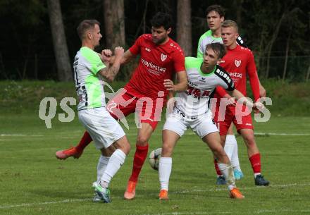 Fussball. Kaerntner Liga. Atus Ferlach gegen SV Feldkirchen.  Stephan Buergler   (Ferlach),    Josef Hudelist, Benjamin Lukas Kert (Feldkirchen). Ferlach, 24.9.2022.
Foto: Kuess
---
pressefotos, pressefotografie, kuess, qs, qspictures, sport, bild, bilder, bilddatenbank