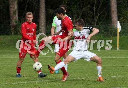 Fussball. Kaerntner Liga. Atus Ferlach gegen SV Feldkirchen.  Stephan Buergler   (Ferlach),  Benjamin Lukas Kert (Feldkirchen). Ferlach, 24.9.2022.
Foto: Kuess
---
pressefotos, pressefotografie, kuess, qs, qspictures, sport, bild, bilder, bilddatenbank