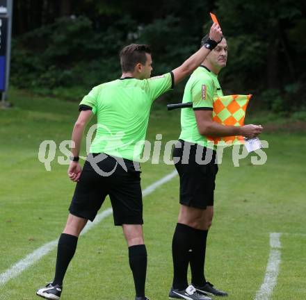 Fussball. Kaerntner Liga. Atus Ferlach gegen SV Feldkirchen.  Rote Karte, Schiedsrichter Johann Kulterer.  Ferlach, 24.9.2022.
Foto: Kuess
---
pressefotos, pressefotografie, kuess, qs, qspictures, sport, bild, bilder, bilddatenbank