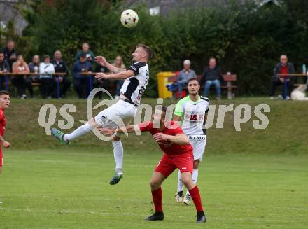 Fussball. Kaerntner Liga. Atus Ferlach gegen SV Feldkirchen.   Martin Posratschnig (Ferlach),    Josef Hudelist (Feldkirchen). Ferlach, 24.9.2022.
Foto: Kuess
---
pressefotos, pressefotografie, kuess, qs, qspictures, sport, bild, bilder, bilddatenbank