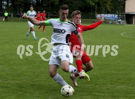 Fussball. Kaerntner Liga. Atus Ferlach gegen SV Feldkirchen.  Hannes Marcel Schwarz  (Ferlach),   Bajro Besic  (Feldkirchen). Ferlach, 24.9.2022.
Foto: Kuess
---
pressefotos, pressefotografie, kuess, qs, qspictures, sport, bild, bilder, bilddatenbank