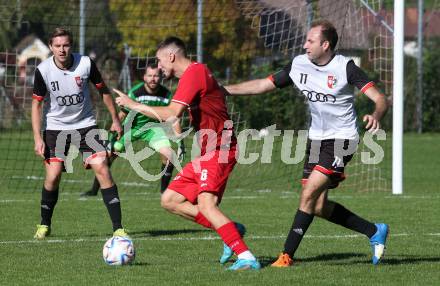 Fussball. 1. KLasse D. Sittersdorf gegen Rueckersdorf.  Christian Tscherteu, Mario Kaiser  (Sittersdorf),   Klemen Ofic (Rueckersdorf).  Sittersdorf, am 2.10.2022. 
Foto: Kuess
---
pressefotos, pressefotografie, kuess, qs, qspictures, sport, bild, bilder, bilddatenbank