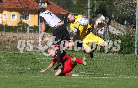 Fussball. 1. KLasse D. Sittersdorf gegen Rueckersdorf.  Pascal Urch, (Sittersdorf),  Johannes Planteu, Manuel Omelko   (Rueckersdorf).  Sittersdorf, am 2.10.2022. 
Foto: Kuess
---
pressefotos, pressefotografie, kuess, qs, qspictures, sport, bild, bilder, bilddatenbank