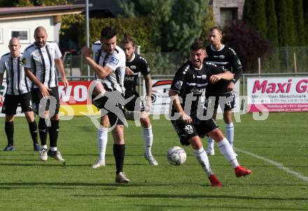 Fussball. Kaerntner Liga.  Bleiburg gegen ASK.  Dominik Peketz  (Bleiburg),  Lukas Schmied  (ASK).  Bleiburg,  am 8.10.2022. 
Foto: Kuess
---
pressefotos, pressefotografie, kuess, qs, qspictures, sport, bild, bilder, bilddatenbank