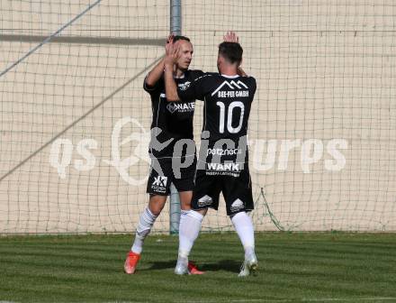 Fussball. Kaerntner Liga.  Bleiburg gegen ASK.   Torjubel Sinan Samardzic, Mario Antunovic (ASK).  Bleiburg,  am 8.10.2022. 
Foto: Kuess
---
pressefotos, pressefotografie, kuess, qs, qspictures, sport, bild, bilder, bilddatenbank