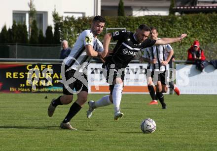 Fussball. Kaerntner Liga.  Bleiburg gegen ASK.  Dominik Peketz  (Bleiburg),  Mario Antunovic  (ASK).  Bleiburg,  am 2.10.2022. 
Foto: Kuess
---
pressefotos, pressefotografie, kuess, qs, qspictures, sport, bild, bilder, bilddatenbank