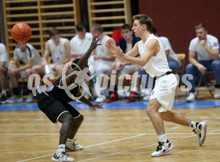 Basketball 2. Liga 2022/2023. Grunddurchgang 1. Runde.  KOS Celovec gegen  RAIDERS Tirol.   Niklas Michel (KOS),  Dennis Acheampong (Tirol). Klagenfurt, am 8.10.2022.
Foto: Kuess
www.qspictures.net
---
pressefotos, pressefotografie, kuess, qs, qspictures, sport, bild, bilder, bilddatenbank