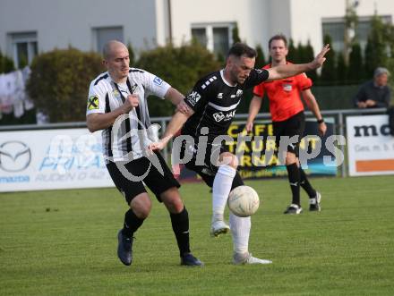 Fussball. Kaerntner Liga.  Bleiburg gegen ASK.  Nikola Tolimir  (Bleiburg),  Mario Antunovic  (ASK).  Bleiburg,  am 2.10.2022. 
Foto: Kuess
---
pressefotos, pressefotografie, kuess, qs, qspictures, sport, bild, bilder, bilddatenbank