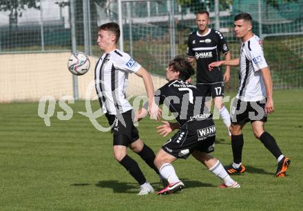 Fussball. Kaerntner Liga.  Bleiburg gegen ASK.   Marcel Florian Primozic (Bleiburg),   Val Zaletel Cernos (ASK).  Bleiburg,  am 8.10.2022. 
Foto: Kuess
---
pressefotos, pressefotografie, kuess, qs, qspictures, sport, bild, bilder, bilddatenbank