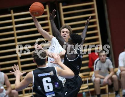 Basketball 2. Liga 2022/2023. Grunddurchgang 1. Runde.  KOS Celovec gegen  RAIDERS Tirol.   Niklas Michel (KOS),  Dennis Acheampong, (Tirol). Klagenfurt, am 8.10.2022.
Foto: Kuess
www.qspictures.net
---
pressefotos, pressefotografie, kuess, qs, qspictures, sport, bild, bilder, bilddatenbank