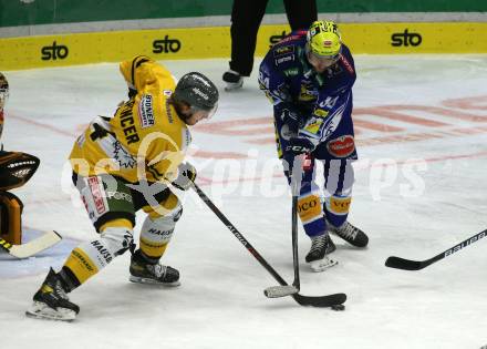 EBEL. Eishockey Bundesliga. VSV gegen HC Pustertal Woelfe.  Andrew Desjardins,  (VSV),   Matthew Spencer (Pustertal). Villach, am 14.10.2022.
Foto: Kuess
www.qspictures.net
---
pressefotos, pressefotografie, kuess, qs, qspictures, sport, bild, bilder, bilddatenbank