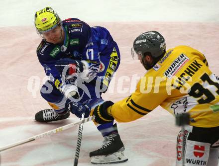 EBEL. Eishockey Bundesliga. VSV gegen HC Pustertal Woelfe.  Arturs Kulda,  (VSV),   Aaron Bradley Luchuk (Pustertal). Villach, am 14.10.2022.
Foto: Kuess
www.qspictures.net
---
pressefotos, pressefotografie, kuess, qs, qspictures, sport, bild, bilder, bilddatenbank