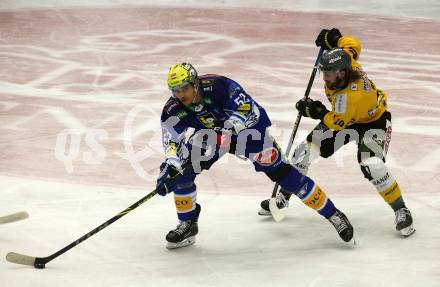EBEL. Eishockey Bundesliga. VSV gegen HC Pustertal Woelfe. Nicolas Rivett-Mattinen,  (VSV),   Marc-Olivier Roy  (Pustertal). Villach, am 14.10.2022.
Foto: Kuess
www.qspictures.net
---
pressefotos, pressefotografie, kuess, qs, qspictures, sport, bild, bilder, bilddatenbank