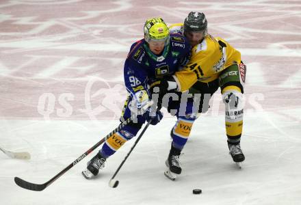 EBEL. Eishockey Bundesliga. VSV gegen HC Pustertal Woelfe.  Blaz Tomazevic,  (VSV),   Matthew Spencer (Pustertal). Villach, am 14.10.2022.
Foto: Kuess
www.qspictures.net
---
pressefotos, pressefotografie, kuess, qs, qspictures, sport, bild, bilder, bilddatenbank