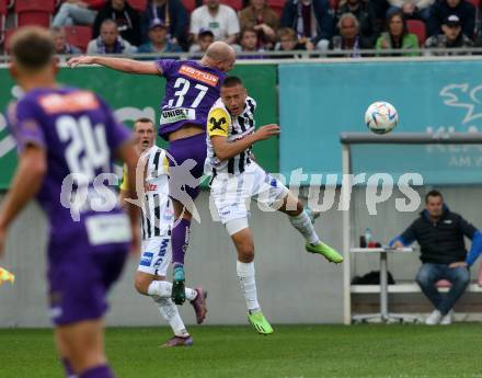 Fussball Bundesliga. SK Austria Klagenfurt gegen LASK   Nicolas Wimmer (Klagenfurt),  Marin Ljubicic (LASK). Klagenfurt, am 15.10.2022.
Foto: Kuess
---
pressefotos, pressefotografie, kuess, qs, qspictures, sport, bild, bilder, bilddatenbank