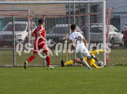 Fussball. Kaerntner Liga.  KAC gegen Atus Ferlach.  Fabian Rabinig  (KAC),  Denny Mujagic  (Ferlach).  Klagenfurt,  am 15.10.2022. 
Foto: Kuess
---
pressefotos, pressefotografie, kuess, qs, qspictures, sport, bild, bilder, bilddatenbank
