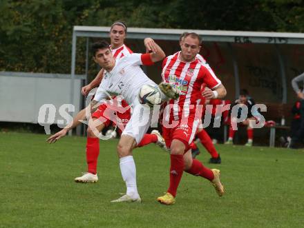 Fussball. Kaerntner Liga.  KAC gegen Atus Ferlach.  Andreas Bernhard Schritliser  (KAC),  Lukas Jaklitsch   (Ferlach).  Klagenfurt,  am 15.10.2022. 
Foto: Kuess
---
pressefotos, pressefotografie, kuess, qs, qspictures, sport, bild, bilder, bilddatenbank