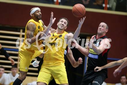 Basketball 2. Liga 2022/2023. Grunddurchgang 2. Runde.  Woerthersee Piraten gegen  Mattersburg Rocks.   Shawn L. Ray, Maximilian Kunovjanek (Piraten),  Corey Hallett (Mattersburg). Klagenfurt, am 15.10.2022.
Foto: Kuess
www.qspictures.net
---
pressefotos, pressefotografie, kuess, qs, qspictures, sport, bild, bilder, bilddatenbank