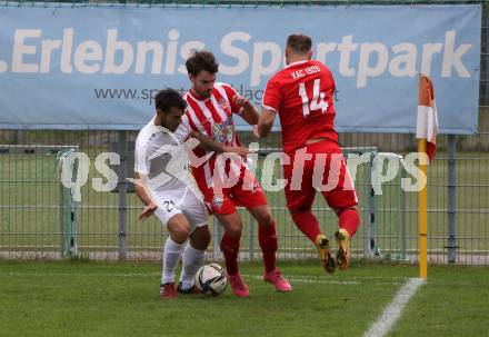 Fussball. Kaerntner Liga.  KAC gegen Atus Ferlach.  Jakob Orgonyi, Andreas Bernhard Schritliser  (KAC),   Martin Sustersic (Ferlach).  Klagenfurt,  am 15.10.2022. 
Foto: Kuess
---
pressefotos, pressefotografie, kuess, qs, qspictures, sport, bild, bilder, bilddatenbank