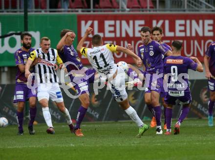 Fussball Bundesliga. SK Austria Klagenfurt gegen LASK   Andrew Irving, Christopher Wernitznig (Klagenfurt),  Marin Ljubicic (LASK). Klagenfurt, am 15.10.2022.
Foto: Kuess
---
pressefotos, pressefotografie, kuess, qs, qspictures, sport, bild, bilder, bilddatenbank