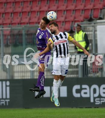 Fussball Bundesliga. SK Austria Klagenfurt gegen LASK   Till Schumacher,  (Klagenfurt),  Filip Stojkovic (LASK). Klagenfurt, am 15.10.2022.
Foto: Kuess
---
pressefotos, pressefotografie, kuess, qs, qspictures, sport, bild, bilder, bilddatenbank