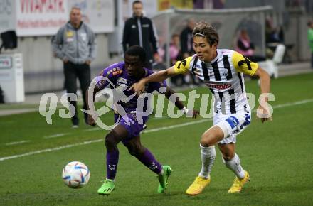 Fussball Bundesliga. SK Austria Klagenfurt gegen LASK   Solomon Owusu Bonnah (Klagenfurt),  Keito Nakamura (LASK). Klagenfurt, am 15.10.2022.
Foto: Kuess
---
pressefotos, pressefotografie, kuess, qs, qspictures, sport, bild, bilder, bilddatenbank