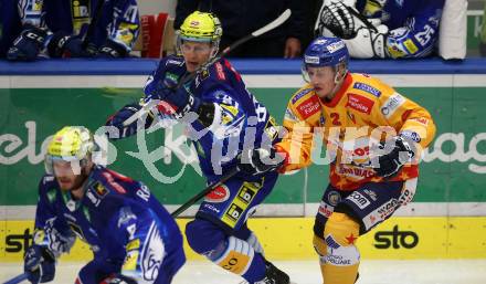 EBEL. Eishockey Bundesliga. EC VSV gegen Migross Supermercati Asiago Hockey.  Marco Richter,  (VSV),  Francesco Forte  (Asiago). Villach, am 18.10.2022.
Foto: Kuess
www.qspictures.net
---
pressefotos, pressefotografie, kuess, qs, qspictures, sport, bild, bilder, bilddatenbank