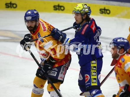 EBEL. Eishockey Bundesliga. EC VSV gegen Migross Supermercati Asiago Hockey.  Johannes Tschurnig, (VSV),  Lorenzo Casetti   (Asiago). Villach, am 18.10.2022.
Foto: Kuess
www.qspictures.net
---
pressefotos, pressefotografie, kuess, qs, qspictures, sport, bild, bilder, bilddatenbank
