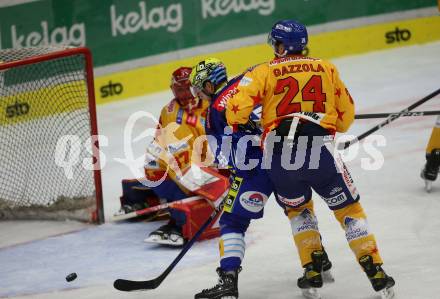 EBEL. Eishockey Bundesliga. EC VSV gegen Migross Supermercati Asiago Hockey.  Robert Sabolic,  (VSV),  Randal John Gazzola, Justin Fazio  (Asiago). Villach, am 18.10.2022.
Foto: Kuess
www.qspictures.net
---
pressefotos, pressefotografie, kuess, qs, qspictures, sport, bild, bilder, bilddatenbank