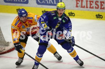 EBEL. Eishockey Bundesliga. EC VSV gegen Migross Supermercati Asiago Hockey.  Felix Maxa,  (VSV),   Allan Joseph McShane (Asiago). Villach, am 18.10.2022.
Foto: Kuess
www.qspictures.net
---
pressefotos, pressefotografie, kuess, qs, qspictures, sport, bild, bilder, bilddatenbank