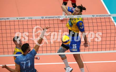 Volleyball. CEV Cup. SK Zadruga Aich/Dob gegen Calcit Kamnik.  Filip Madjunkov, (Aich/Dob),  Uros Pavlovic (Kamnik). Bleiburg, am 19.10.2022.
Foto: Kuess
---
pressefotos, pressefotografie, kuess, qs, qspictures, sport, bild, bilder, bilddatenbank