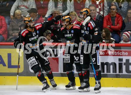 EBEL. Eishockey Bundesliga. EC KAC gegen  Steinbach Black Wings 1992.  Torjubel Shawn St-Amant, Emilio Romig, Graham Knott  (Black Wings). Klagenfurt, am 21.10.2022.
Foto: Kuess
www.qspictures.net
---
pressefotos, pressefotografie, kuess, qs, qspictures, sport, bild, bilder, bilddatenbank