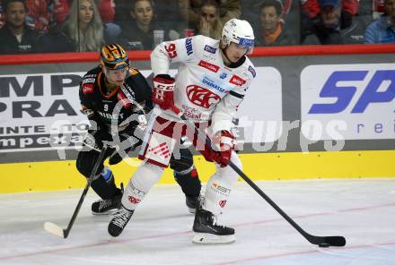 EBEL. Eishockey Bundesliga. EC KAC gegen  Steinbach Black Wings Linz 1992.  Clemens Unterweger,  (KAC),  Emilio Romig  (Black Wings). Klagenfurt, am 21.10.2022.
Foto: Kuess
www.qspictures.net
---
pressefotos, pressefotografie, kuess, qs, qspictures, sport, bild, bilder, bilddatenbank
