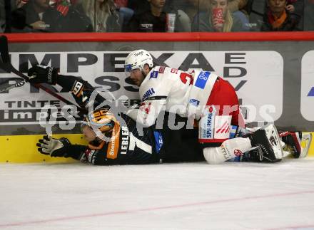 EBEL. Eishockey Bundesliga. EC KAC gegen  Steinbach Black Wings Linz 1992.  Steven Strong, (KAC),   Brian Lebler  (Black Wings). Klagenfurt, am 21.10.2022.
Foto: Kuess
www.qspictures.net
---
pressefotos, pressefotografie, kuess, qs, qspictures, sport, bild, bilder, bilddatenbank