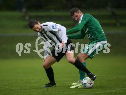 Fussball. Kaerntner Liga. Bleiburg gegen Lendorf.   Grega Klaric (Bleiburg), Thomas Walker   (Lendorf). Bleiburg, am 22.10.2022.
Foto: Kuess
---
pressefotos, pressefotografie, kuess, qs, qspictures, sport, bild, bilder, bilddatenbank
