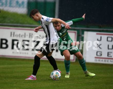 Fussball. Kaerntner Liga. Bleiburg gegen Lendorf.   Marcel Moertl (Bleiburg),  Thomas Walker  (Lendorf). Bleiburg, am 22.10.2022.
Foto: Kuess
---
pressefotos, pressefotografie, kuess, qs, qspictures, sport, bild, bilder, bilddatenbank