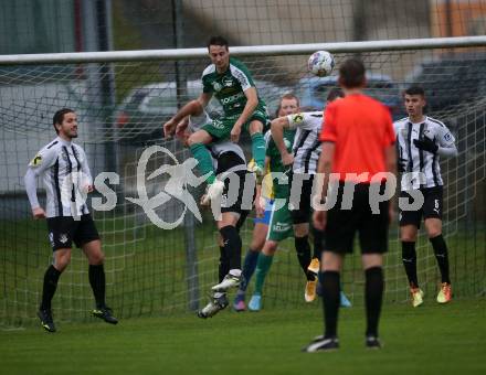 Fussball. Kaerntner Liga. Bleiburg gegen Lendorf.   Lovro Plimon (Bleiburg),   Felix Helmut Hutter (Lendorf). Bleiburg, am 22.10.2022.
Foto: Kuess
---
pressefotos, pressefotografie, kuess, qs, qspictures, sport, bild, bilder, bilddatenbank