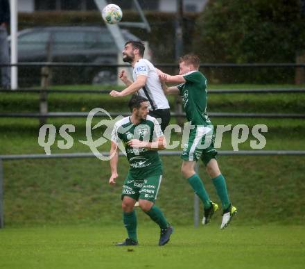 Fussball. Kaerntner Liga. Bleiburg gegen Lendorf.   Dominik Peketz (Bleiburg),  Julian Mataln, Joseph Rainer  (Lendorf). Bleiburg, am 22.10.2022.
Foto: Kuess
---
pressefotos, pressefotografie, kuess, qs, qspictures, sport, bild, bilder, bilddatenbank
