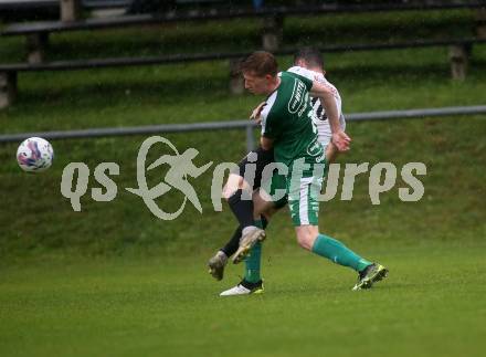 Fussball. Kaerntner Liga. Bleiburg gegen Lendorf.   Dominik Peketz (Bleiburg),  Joseph Rainer  (Lendorf). Bleiburg, am 22.10.2022.
Foto: Kuess
---
pressefotos, pressefotografie, kuess, qs, qspictures, sport, bild, bilder, bilddatenbank