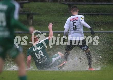 Fussball. Kaerntner Liga. Bleiburg gegen Lendorf.   Teo Mrkonjic (Bleiburg), Christian Wernisch (Lendorf). Bleiburg, am 22.10.2022.
Foto: Kuess
---
pressefotos, pressefotografie, kuess, qs, qspictures, sport, bild, bilder, bilddatenbank