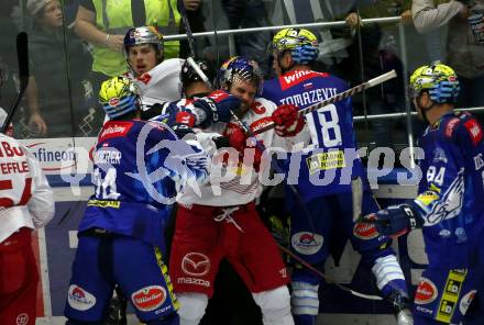 EBEL. Eishockey Bundesliga. EC VSV gegen EC Red Bull Salzburg.  Kevin Moderer,  (VSV),    Peter Schneider (Salzburg). Villach, am 23.10.2022.
Foto: Kuess
www.qspictures.net
---
pressefotos, pressefotografie, kuess, qs, qspictures, sport, bild, bilder, bilddatenbank