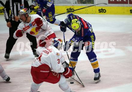 EBEL. Eishockey Bundesliga. EC VSV gegen EC Red Bull Salzburg.  Andrew Desjardins,  (VSV),    Peter Schneider, Tyler James Lewington (Salzburg). Villach, am 23.10.2022.
Foto: Kuess
www.qspictures.net
---
pressefotos, pressefotografie, kuess, qs, qspictures, sport, bild, bilder, bilddatenbank