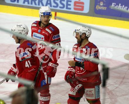 EBEL. Eishockey Bundesliga. EC KAC gegen  VSV.   Thomas Koch, Fabian Hochegger (KAC). Klagenfurt, am 26.10.2022.
Foto: Kuess
www.qspictures.net
---
pressefotos, pressefotografie, kuess, qs, qspictures, sport, bild, bilder, bilddatenbank