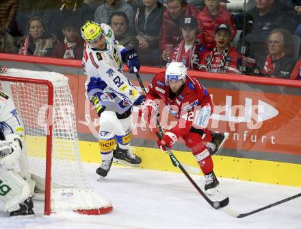 EBEL. Eishockey Bundesliga. EC KAC gegen  VSV.   Rok Ticar,  (KAC),  Nicolas Rivett-Mattinen  (VSV). Klagenfurt, am 26.10.2022.
Foto: Kuess
www.qspictures.net
---
pressefotos, pressefotografie, kuess, qs, qspictures, sport, bild, bilder, bilddatenbank