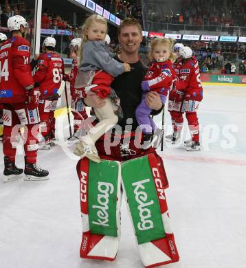 EBEL. Eishockey Bundesliga. EC KAC gegen  VSV.  Sebastian Dahm mit Kinder (KAC). Klagenfurt, am 26.10.2022.
Foto: Kuess
www.qspictures.net
---
pressefotos, pressefotografie, kuess, qs, qspictures, sport, bild, bilder, bilddatenbank