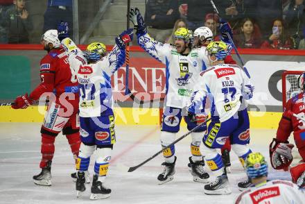 EBEL. Eishockey Bundesliga. EC KAC gegen  VSV. Torjubel John Hughes, Chris Collins, Arturs Kulda  (VSV). Klagenfurt, am 26.10.2022.
Foto: Kuess
www.qspictures.net
---
pressefotos, pressefotografie, kuess, qs, qspictures, sport, bild, bilder, bilddatenbank