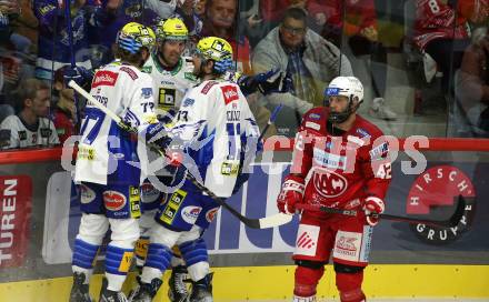 EBEL. Eishockey Bundesliga. EC KAC gegen  VSV.  Torjubel Robert Sabolic, Philipp Lindner, Chris Collins  (VSV). Klagenfurt, am 26.10.2022.
Foto: Kuess
www.qspictures.net
---
pressefotos, pressefotografie, kuess, qs, qspictures, sport, bild, bilder, bilddatenbank