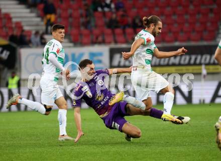 Fussball Bundesliga. SK Austria Klagenfurt gegen WSG Tirol.  Andrew Irving (Klagenfurt),  Lukas Sulzbacher (Tirol). Klagenfurt, am 29.10.2022.
Foto: Kuess
---
pressefotos, pressefotografie, kuess, qs, qspictures, sport, bild, bilder, bilddatenbank